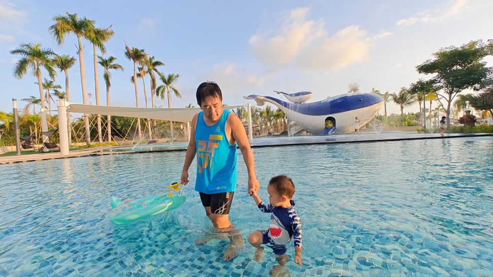 Me and daddy at the Hyatt pool in Sanya